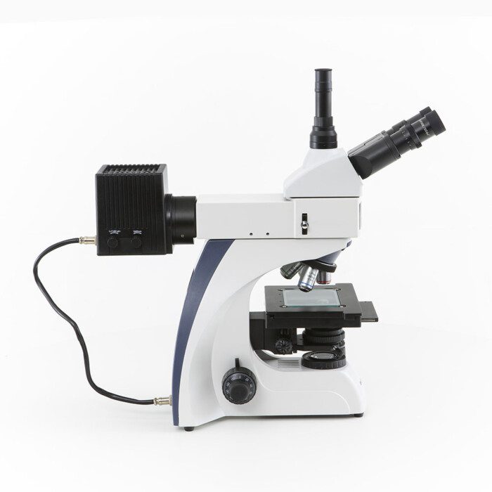 B100 - Microscópio Metalográfico com Óptica Corrigida ao Infinito