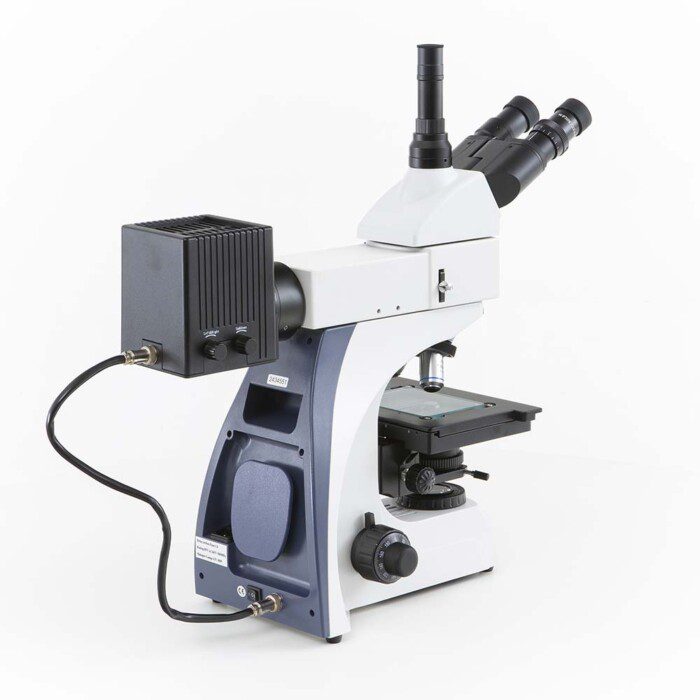 B100 - Microscópio Metalográfico com Óptica Corrigida ao Infinito